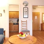 Apartment Freundliches 2-zimmer-appartement Mit Kieferneinrichtung Und Einem Balkon.