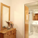 Freundliches 2-zimmer-appartement Mit Kieferneinrichtung Und Einem Balkon.