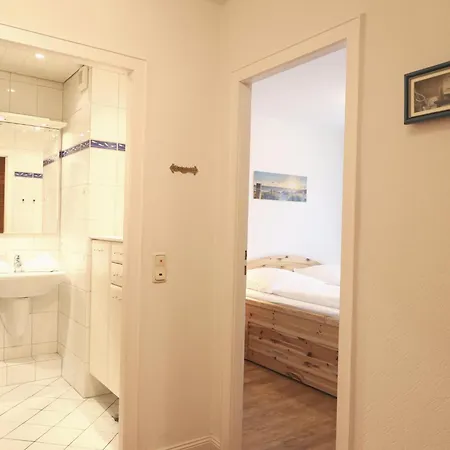 Freundliches 2-zimmer-appartement Mit Kieferneinrichtung Und Einem Balkon. شقة
