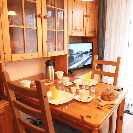 Freundliches 2-zimmer-appartement Mit Kieferneinrichtung Und Einem Balkon. شقة *