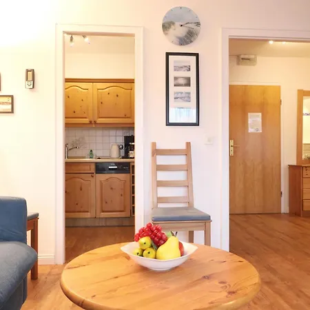 شقة Freundliches 2-zimmer-appartement Mit Kieferneinrichtung Und Einem Balkon.