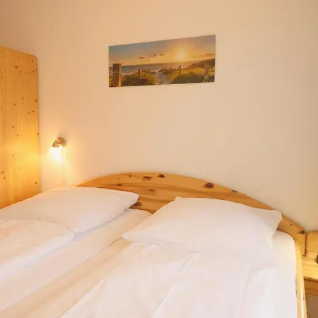 Freundliches 2-zimmer-appartement Mit Kieferneinrichtung Und Einem Balkon. Apartment Westerland