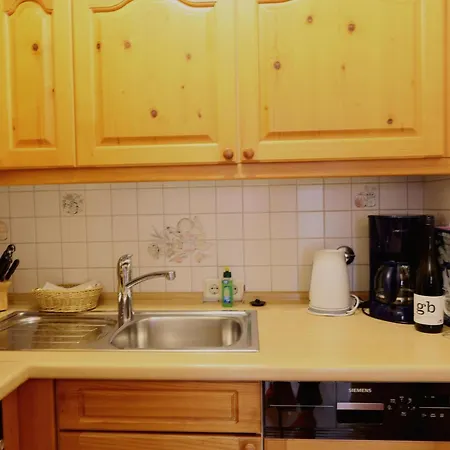 Freundliches 2-zimmer-appartement Mit Kieferneinrichtung Und Einem Balkon. Westerland