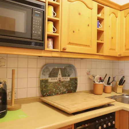 Freundliches 2-zimmer-appartement Mit Kieferneinrichtung Und Einem Balkon. *