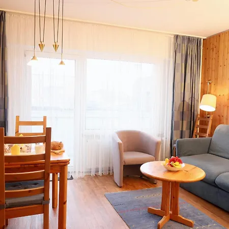 Freundliches 2-zimmer-appartement Mit Kieferneinrichtung Und Einem Balkon. * Westerland