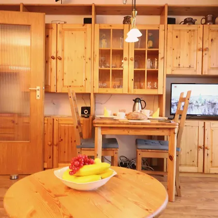 Apartman Freundliches 2-zimmer-appartement Mit Kieferneinrichtung Und Einem Balkon. *