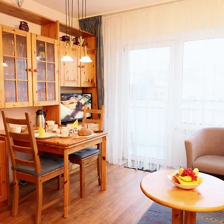 Freundliches 2-zimmer-appartement Mit Kieferneinrichtung Und Einem Balkon. شقة *