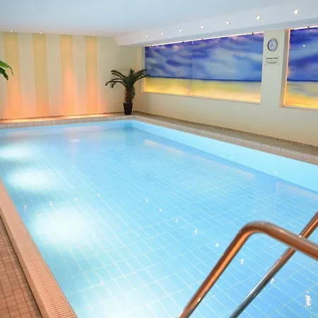 Freundliches 2-zimmer-appartement Mit Kieferneinrichtung Und Einem Balkon.