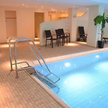 شقة Freundliches 2-zimmer-appartement Mit Kieferneinrichtung Und Einem Balkon.